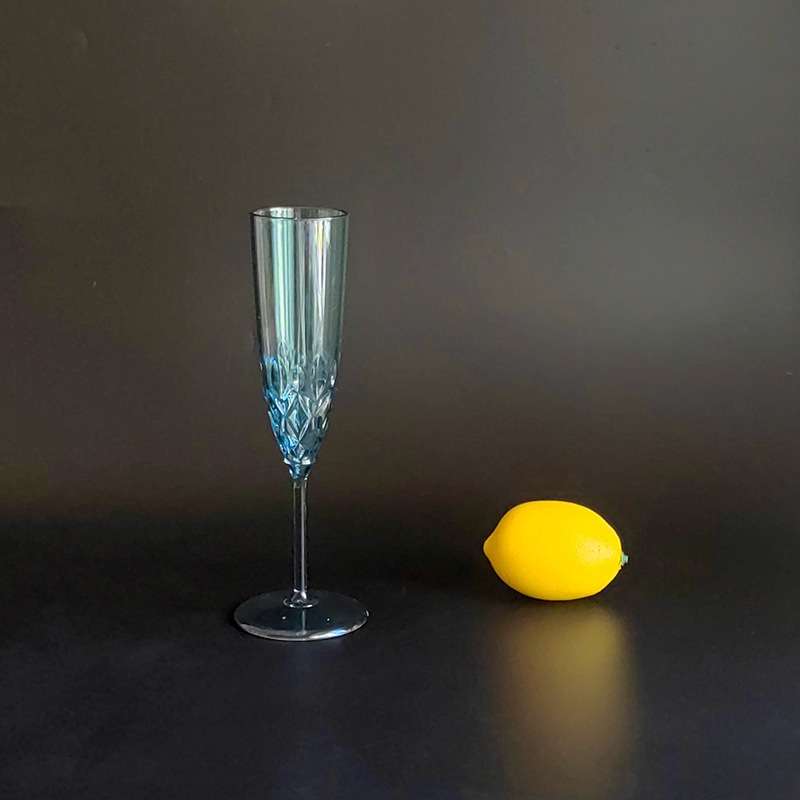 Ly nhựa champagne trang trí đám cưới