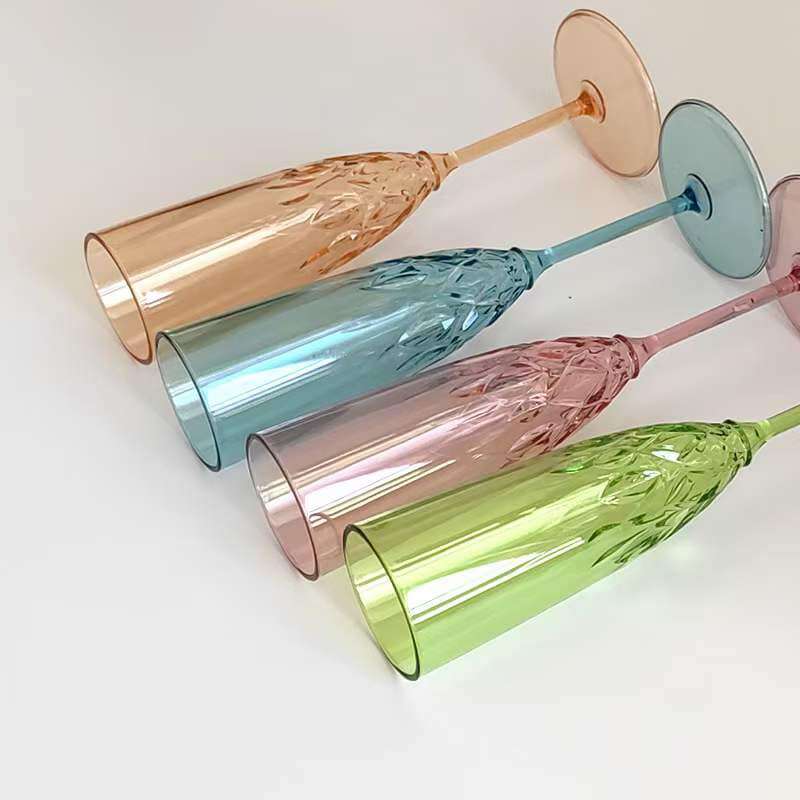 Ly nhựa champagne trang trí đám cưới