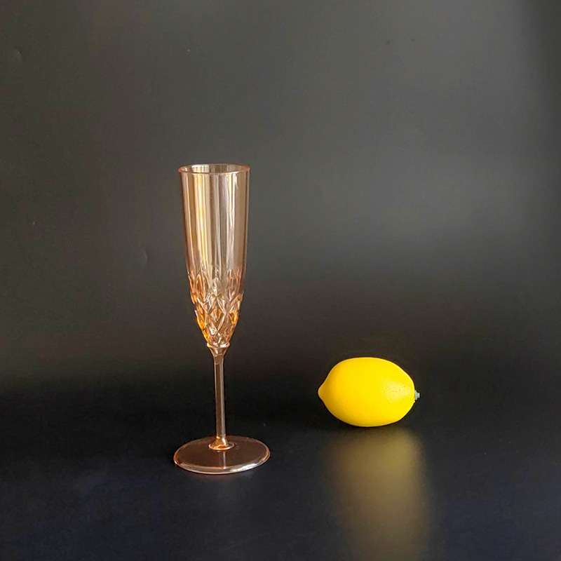 Ly nhựa champagne trang trí đám cưới