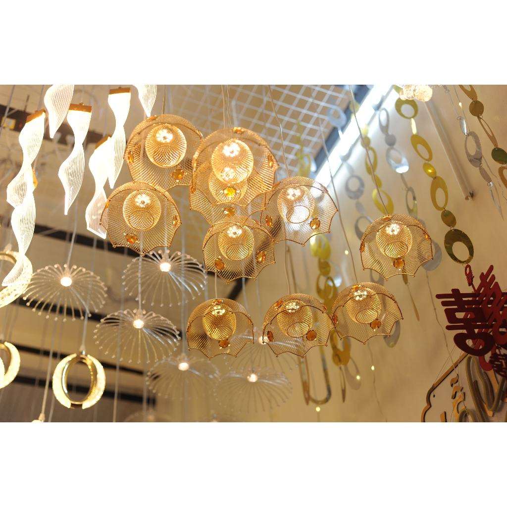 Đèn thả hoa sắt trang trí đám cưới
