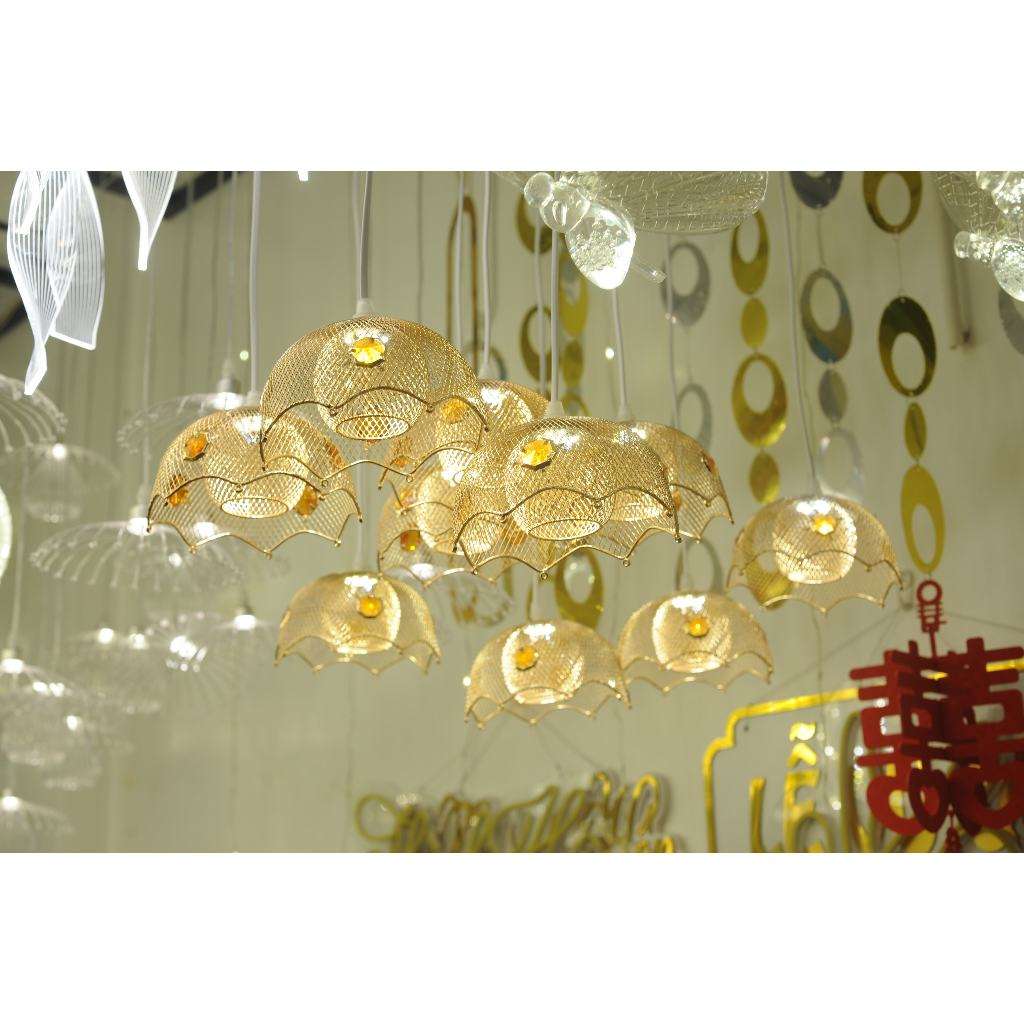 Đèn thả hoa sắt trang trí đám cưới