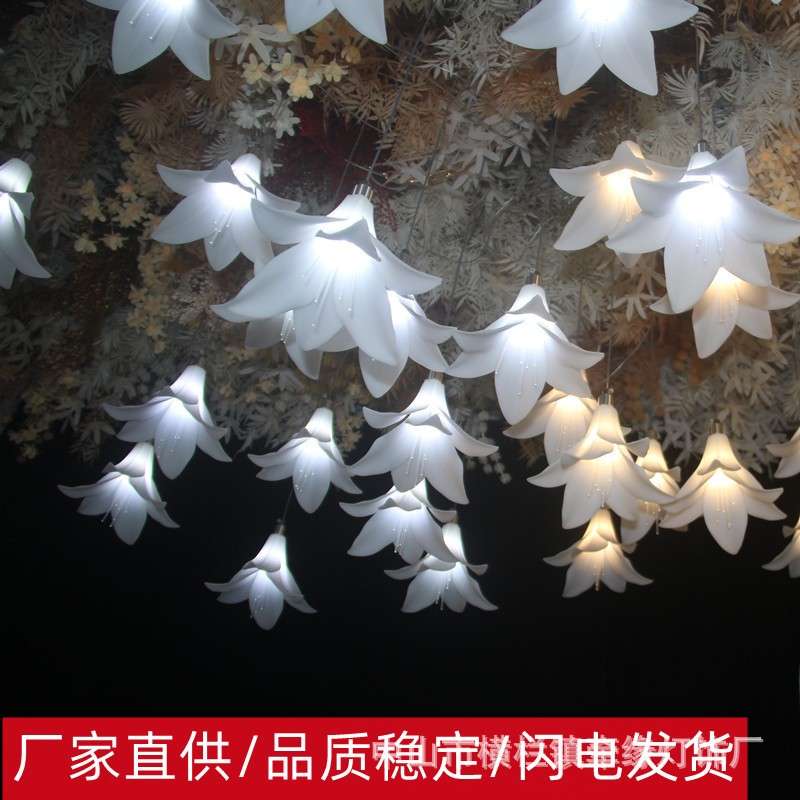 Đèn thả hoa loa kèn trang trí đám cưới