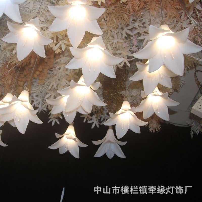 Đèn thả hoa loa kèn trang trí đám cưới
