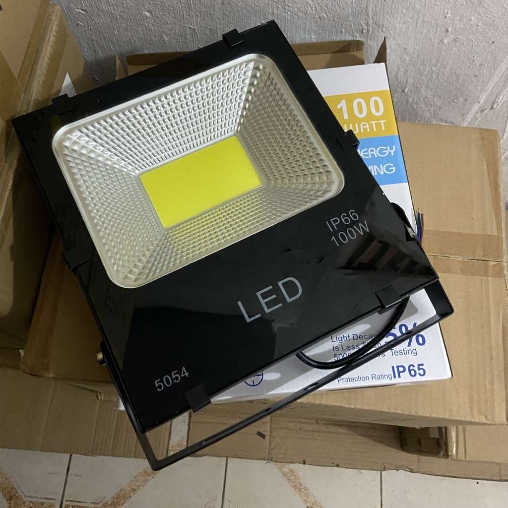 Đèn pha hắt 50w 100w ánh sáng trắng và vàng