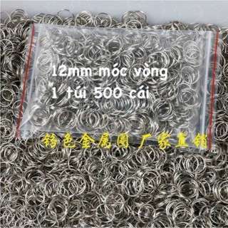 Thanh đá chữ nhật, móc sắt tròn thay thế cho đèn chùm đám cưới